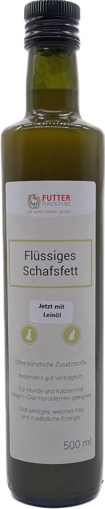 Eine grüne Glasflasche mit schwarzem Schraubverschluss und weißem Etikett mit der Aufschrift „Flüssiges Schaffett – Jetzt mit Leinöl“. Darunter mehrere Hinweise zur Verträglichkeit für Hunde und Katzen.