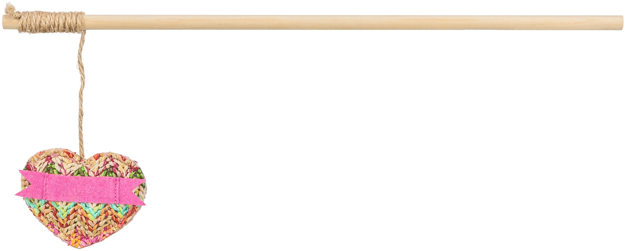 Holzstab mit naturfarbener Kordel, an der ein herzförmiges, bunt geflochtenes Dekoelement hängt, mittig mit einem rosa Filzband umwickelt