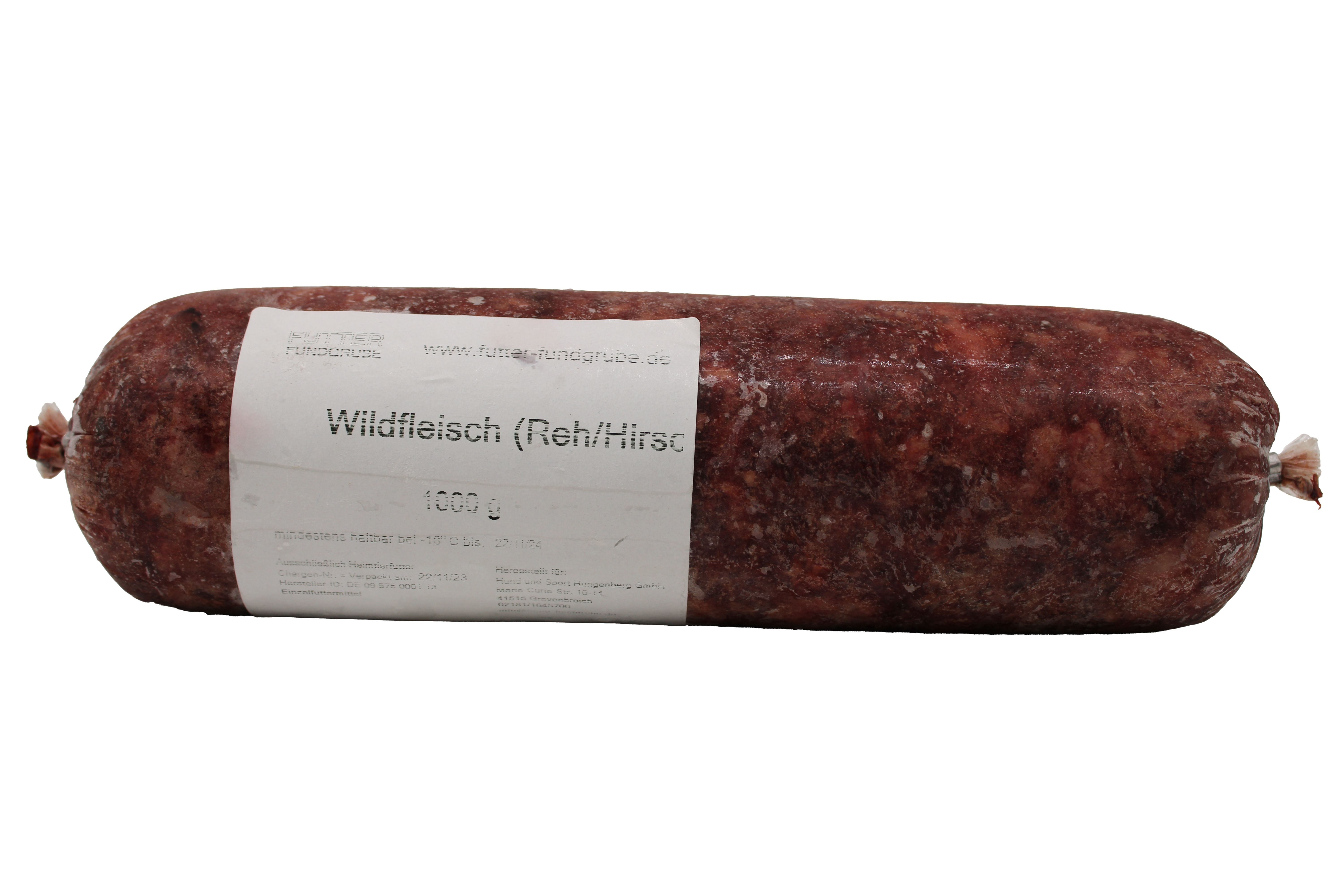 Eine Frostfleischrolle mit weißem Etikett und der Aufschrift „Wildfleisch (Reh/Hirsch)“. Verpackt in einem nicht essbaren Kunstdarm. Die Füllung ist grob gewolft und tiefrot marmoriert.