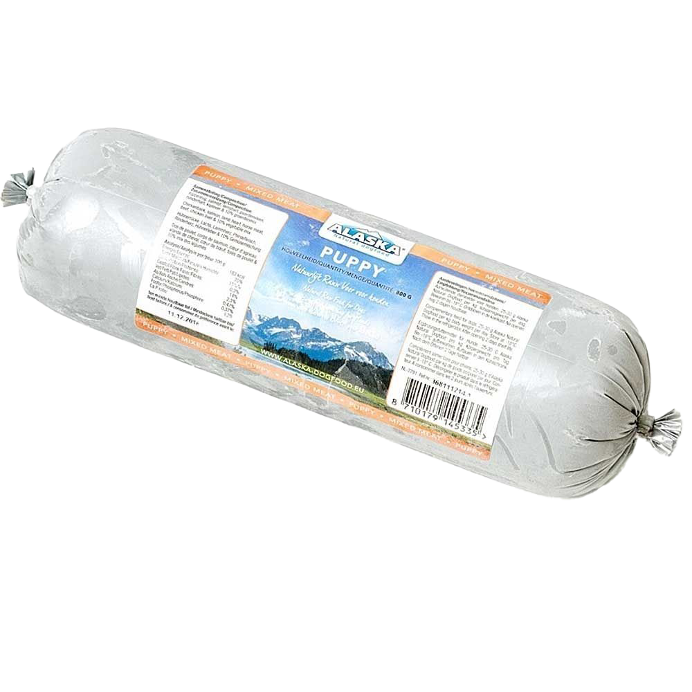 Eine Frostfleischrolle mit weißem Etikett und der Aufschrift „Puppy“. Verpackt in einem silbernen Kunstdarm. Die Füllung ist hellrosa, fein gewolft und homogen durchmischt.