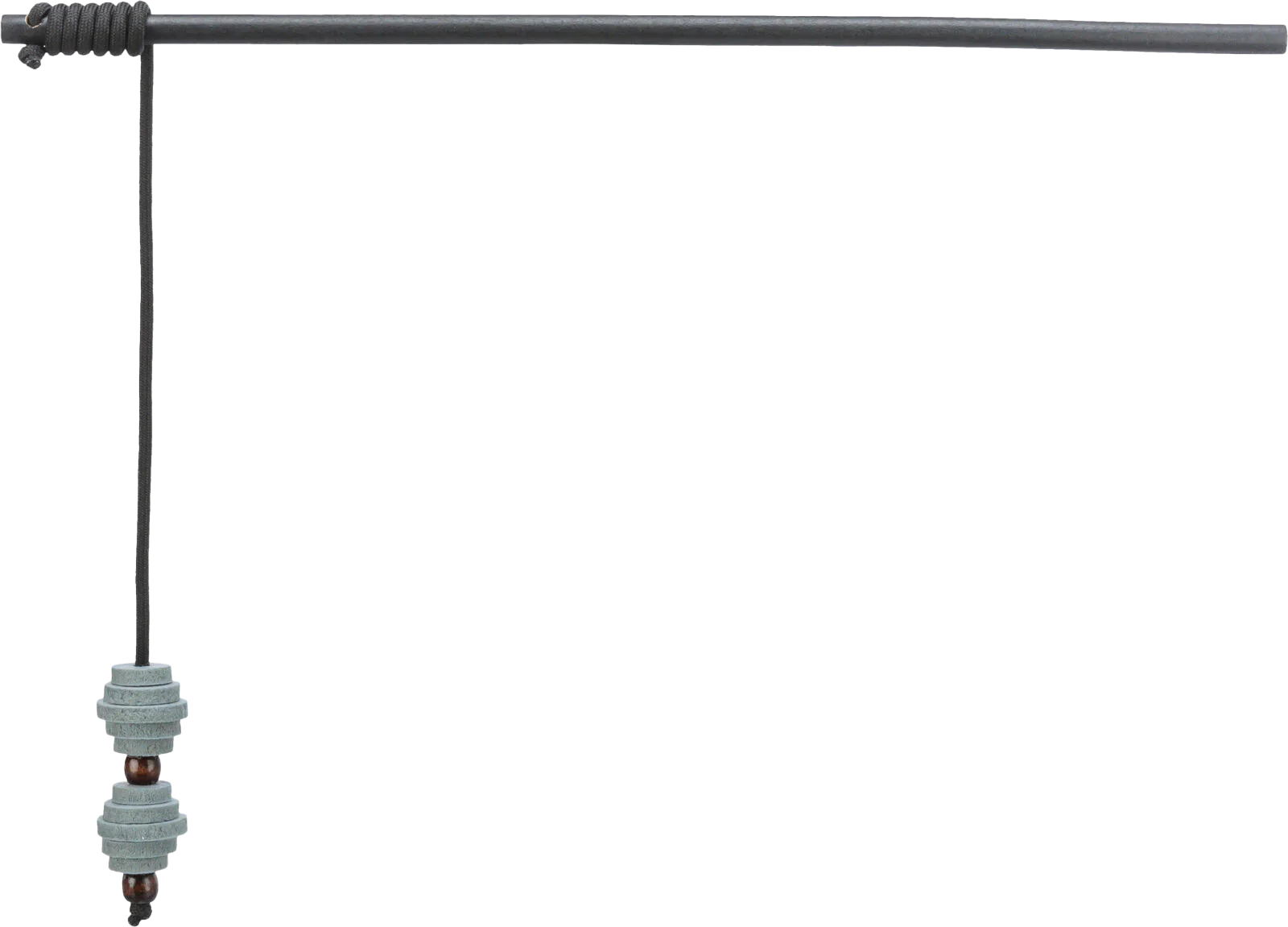 Ein längliches Katzenspielzeug mit mittigem Korkelement in natürlichem Braun, körniger Oberfläche, seitlich je eine dunkle Holzkugel und schwarzes, geknotetes Textilseil, freigestellt.