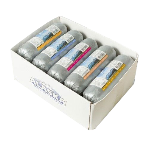 Ein weißer Karton mit der Aufschrift „Alaska“ enthält mehrere silberfarbene Frostfleischrollen mit unterschiedlich farbigen Etiketten. Die Füllung ist nicht sichtbar.