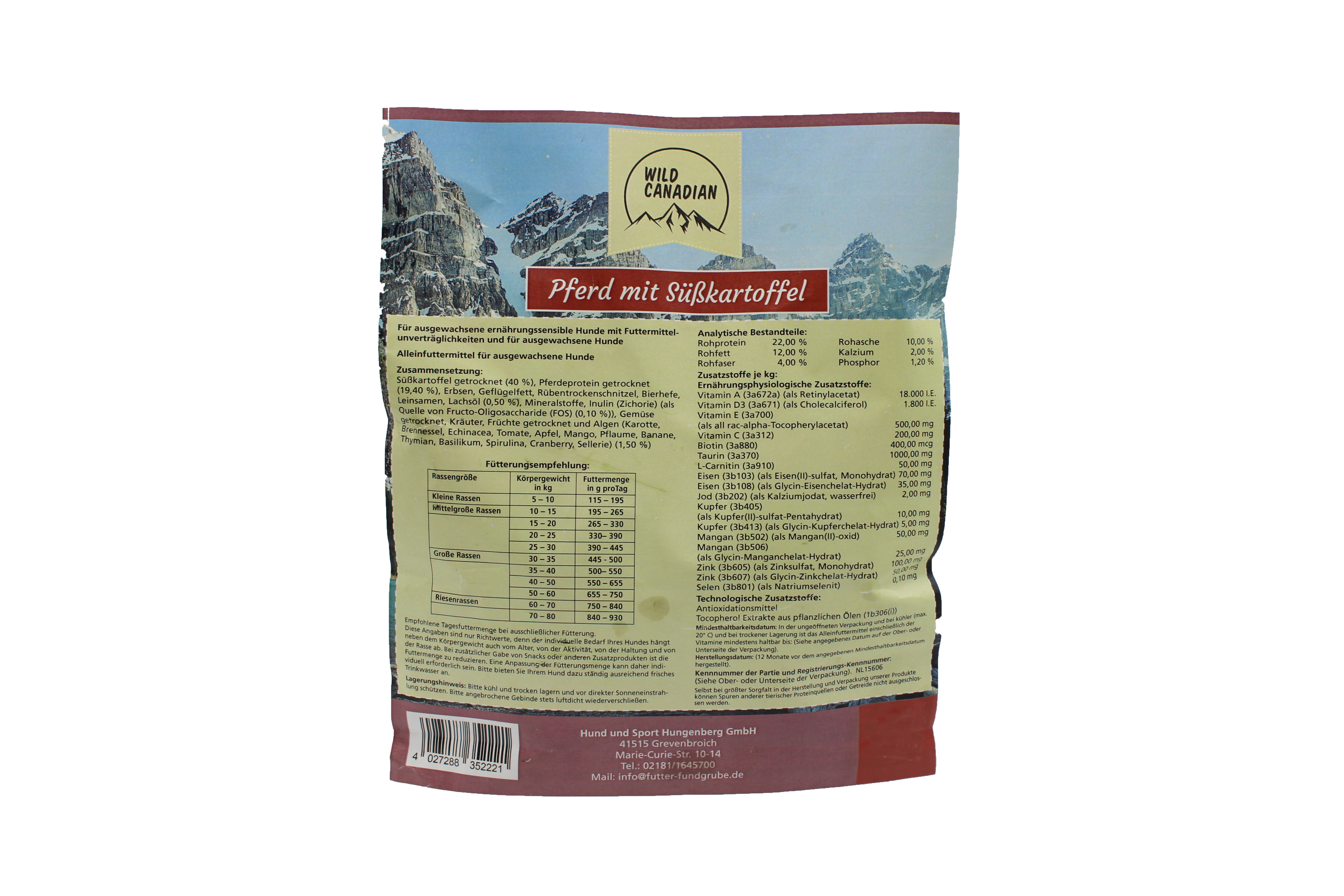 Eine aufrechte Trockenfutter-Verpackung mit Naturmotiv und Berglandschaft, oben Markenlogo, mittig rotes Titelband, darunter dicht gesetzter Textblock mit Tabellen und Angaben, Rückseitenansicht.