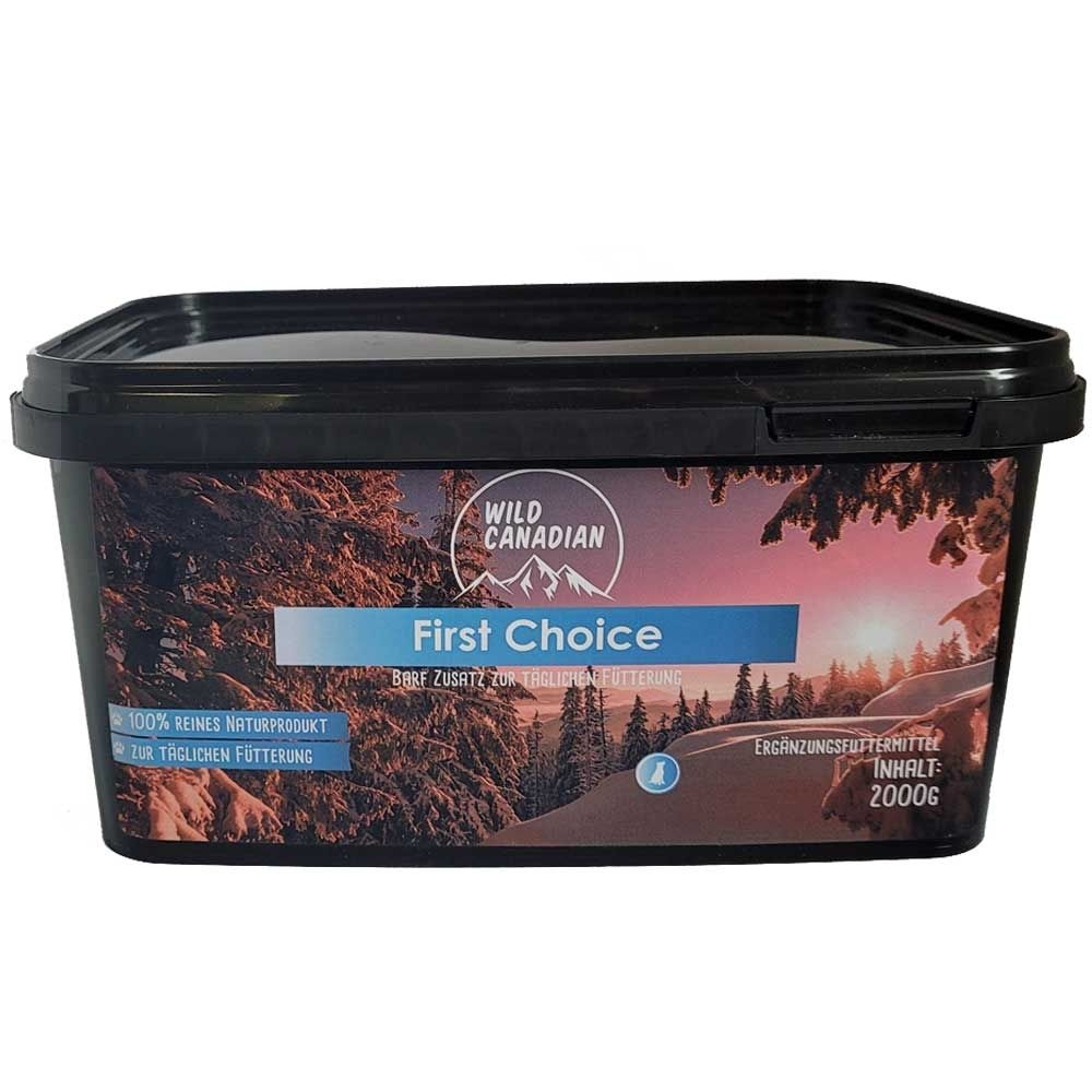Zwei schwarze Kunststoffdosen mit Etikettenmotiv einer verschneiten Waldlandschaft im Sonnenuntergang, links rechteckig, rechts rund, beide mit der Aufschrift „First Choice“.