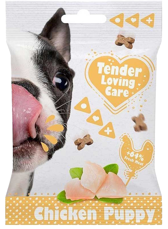 Verpackung mit Hundebild, Herzsymbol und kleinen Knochenformen. Unten Stücke Hühnerfleisch mit grünen Blättern. Text im Herz: ‚Tender Loving Care‘.