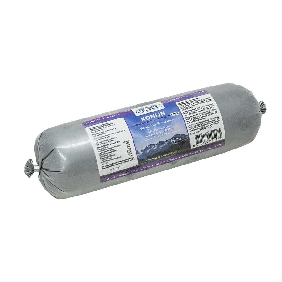 Eine Frostfleischrolle mit silberner Hülle und dem violetten Etikett „KONIJN“. Verpackt in einem nicht essbaren Kunstdarm. Die Füllung ist nicht sichtbar.