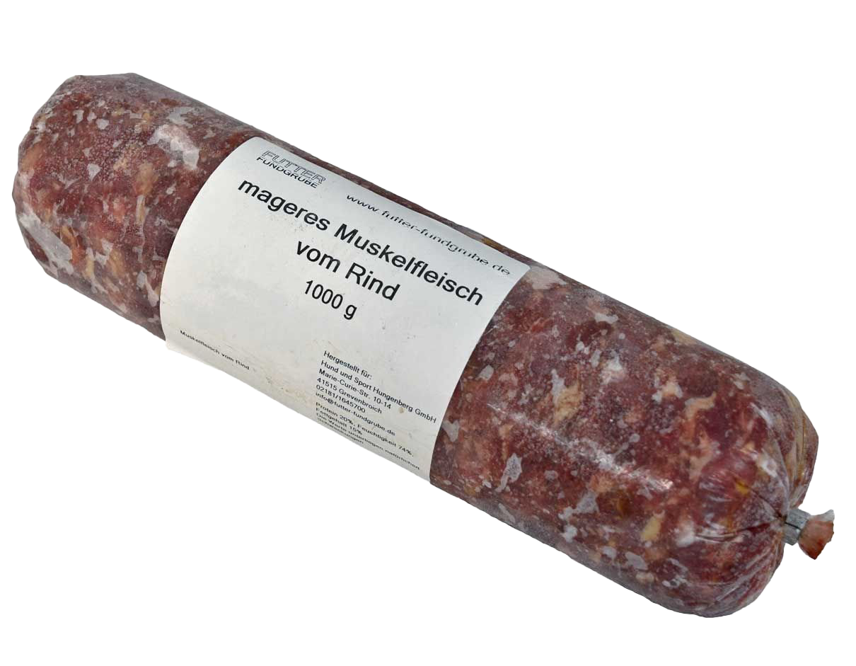 Eine Frostfleischrolle mit weißem Etikett und der Aufschrift „mageres Muskelfleisch vom Rind“. Verpackt in einem nicht essbaren Kunstdarm. Die Füllung ist rotbraun mit hellen Fettstückchen.