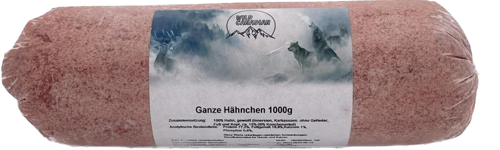 Eine Frostfleischrolle mit Etikett und der Aufschrift „Ganze Hähnchen“. Verpackt in einem nicht essbaren Kunstdarm. Die Füllung ist hellrosa, sehr fein gewolft und gleichmäßig strukturiert.