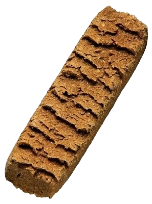 Ein einzelner brauner Hundekeks in länglicher Riegelform mit welliger Oberflächenstruktur und leicht gebogener Kontur.