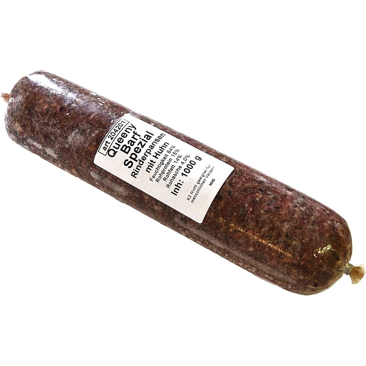 Eine Frostfleischrolle mit weißem Etikett und der Aufschrift „Queeny BARF Spezial Rinderpansen mit Huhn“. Verpackt in einem nicht essbaren Kunstdarm. Die Füllung ist grob gewolft und dunkelbraun gemasert.