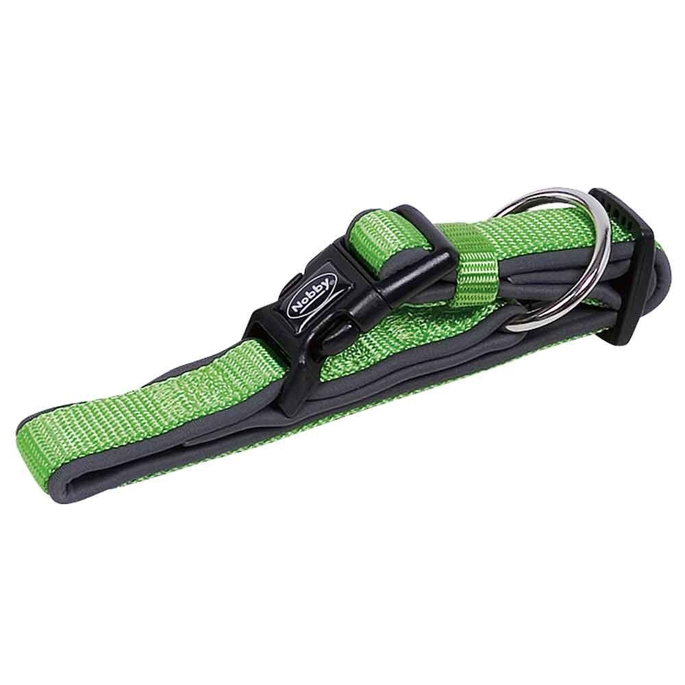  Neongrünes Hundehalsband mit schwarzer Kunststoffschnalle und Metall-D-Ring; glatte Oberfläche, Markenschriftzug auf der Schnalle.