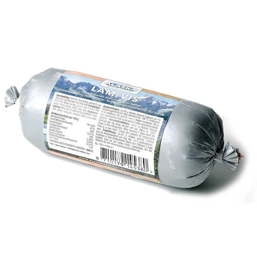 Eine kleine Frostfleischrolle mit orangefarbenem Etikett und der Aufschrift „Lam/Vis“. Verpackt in einem grauen Kunstdarm. Die Füllung ist nicht sichtbar.