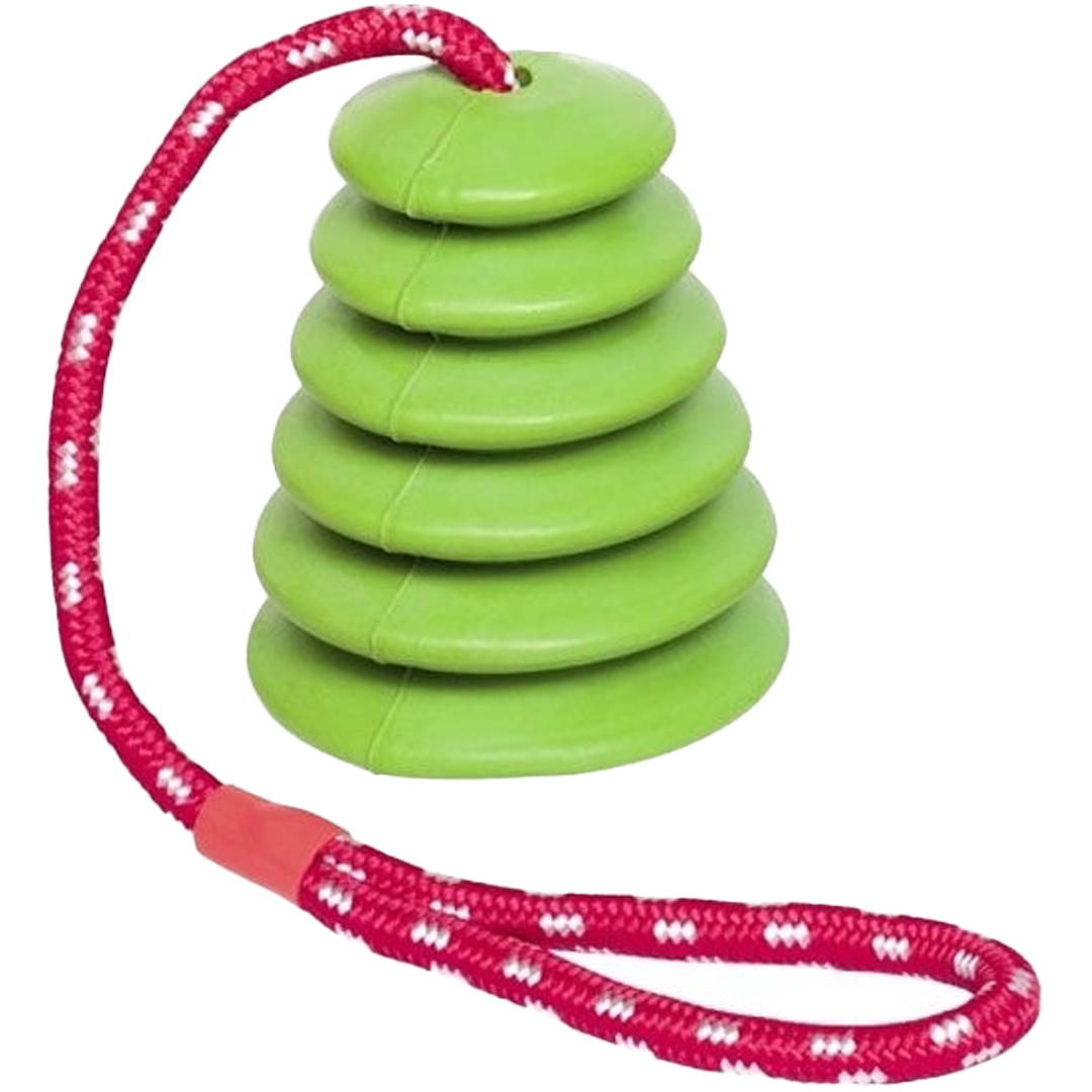 Grüner, kegelartiger Stapel aus sechs Scheiben, durchzogen von rot-weißer Kordel mit rotem Kunststoffstück am Ende