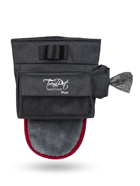 Eine dunkelgraue Gürteltasche mit weißem „TrendPet TwinTreat Plus“-Schriftzug, integriertem grauem Fingerhandtuch mit rotem Rand und Spender für schwarze Kotbeutel