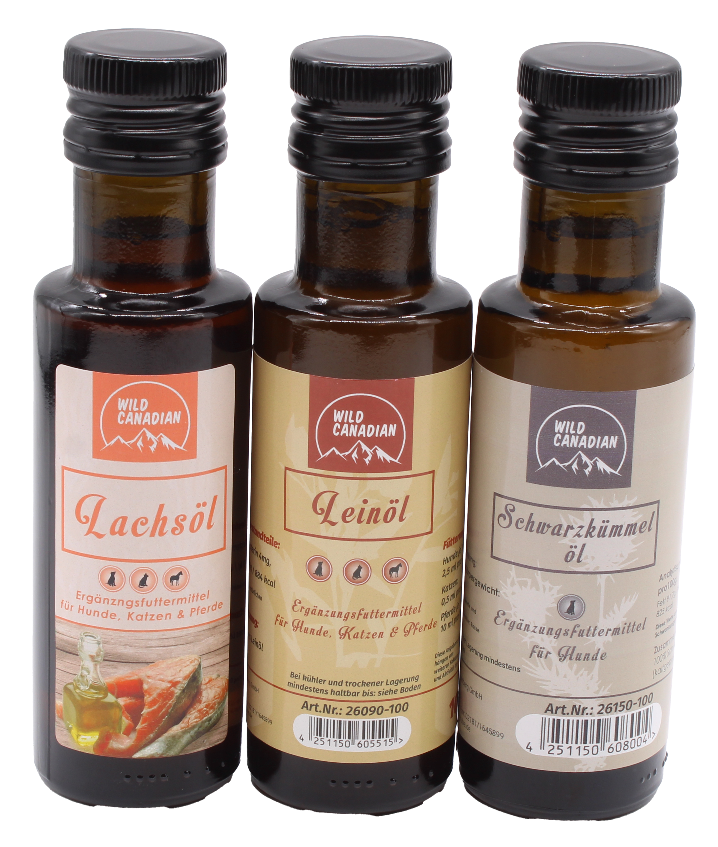 Fünf braune Flaschen mit weißem Schraubdeckel auf einem rustikalen Holztisch. Die Etiketten zeigen die Sorten Nachtkerzenöl, Schwarzkümmelöl, Lachsöl und Hanföl in verschiedenen Größen.