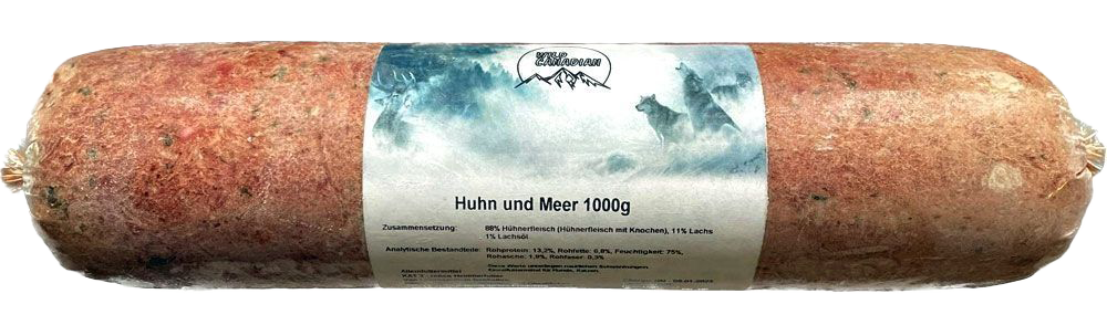 Eine Frostfleischrolle mit weiß-blauem Etikett und der Aufschrift „Huhn und Meer“. Verpackt in einem nicht essbaren Kunstdarm. Die Füllung ist grob gewolft und lachsfarben mit dunklen Einschlüssen.