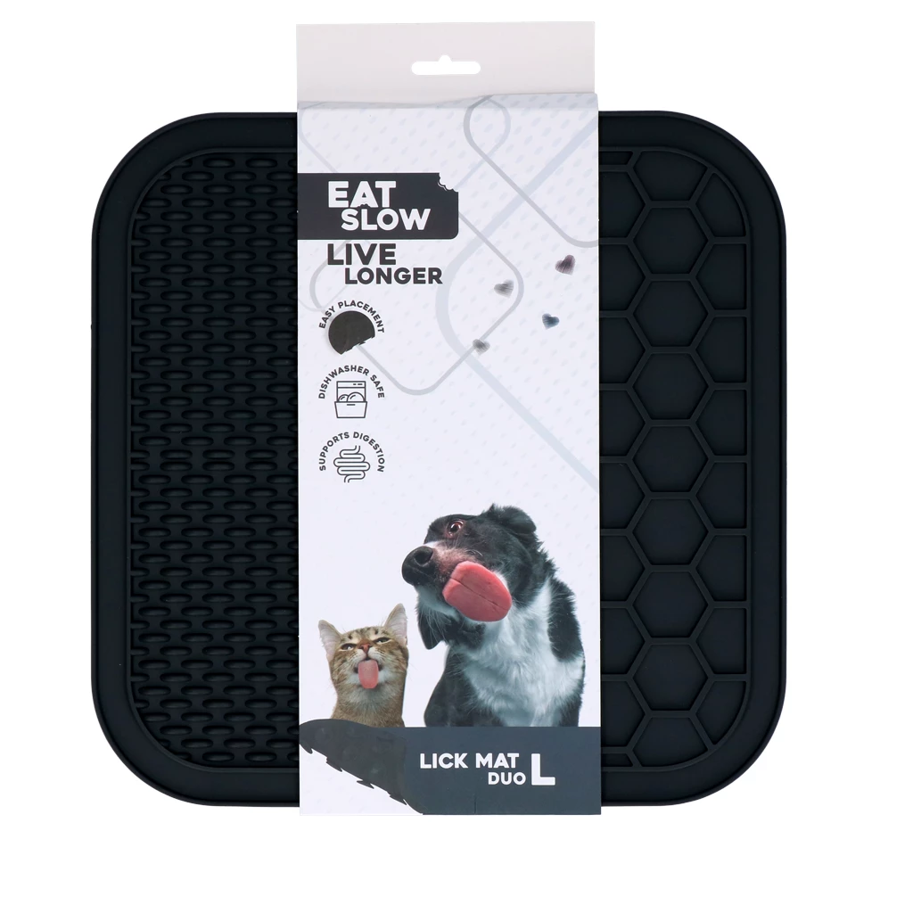 Graue Schleckmatte ‚Eat Slow Live Longer‘ für Hunde und Katzen, mit Tierabbildungen auf der Verpackung und Hinweisen zu Zahnpflege und stressreduzierender Wirkung.