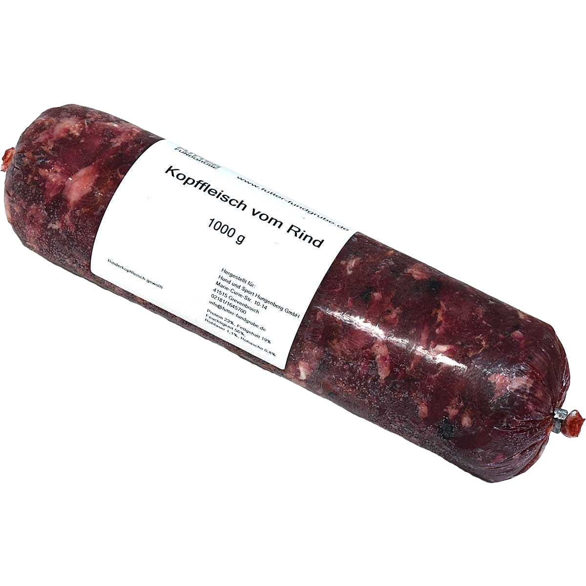 Eine Frostfleischrolle mit weißem Etikett und der Aufschrift „Kopffleisch vom Rind“. Verpackt in einem nicht essbaren Kunstdarm. Die Füllung ist grob gewolft und zeigt eine dunkelrot-braune Farbe mit helleren und dunklen Einschlüssen.