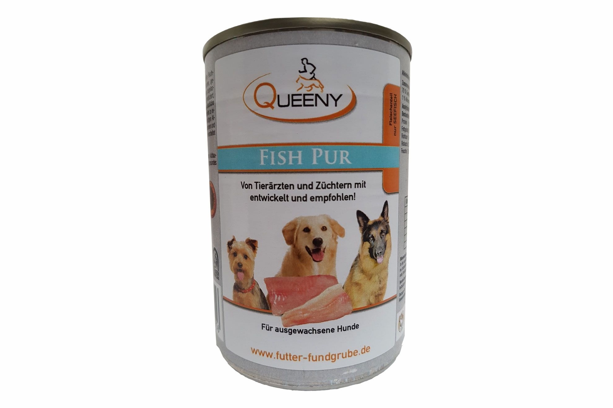 Eine silberne Hundefutterdose mit weißem Etikett und der Aufschrift „FISH PUR“. Darunter drei Hunde und zwei rohe Fischstücke auf weißem Hintergrund. Oben das Queeny-Logo mit orangenem Bogen.