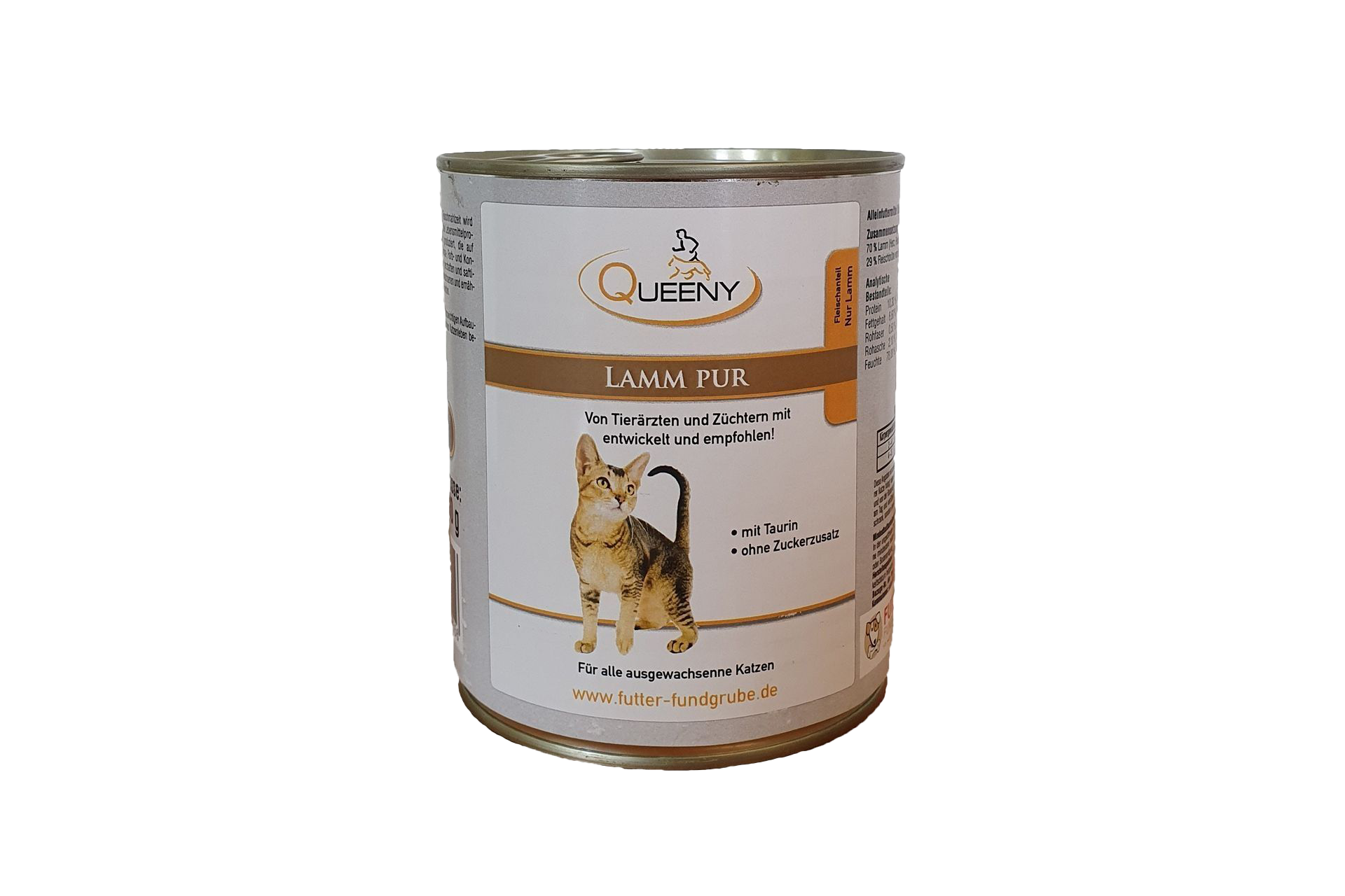 Dose Katzenfutter der Marke Hungenberg mit Aufschrift ‚Lamm pur‘, Bild einer Katze und Lammfleischstücken auf Holzbrett, sowie weitere Angaben zur Zusammensetzung.
