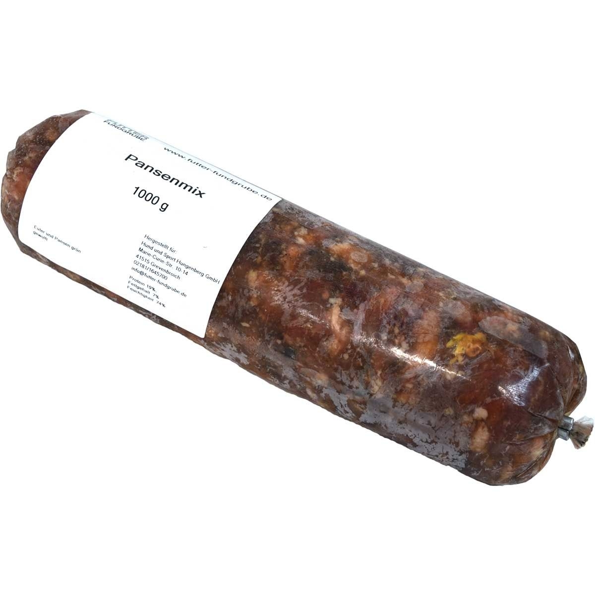 Eine Frostfleischrolle mit weißem Etikett und der Aufschrift „Pansenmix“. Verpackt in einem nicht essbaren Kunstdarm. Die Füllung ist grob gewolft, braun mit hellen, dunklen und grünlichen Stücken.