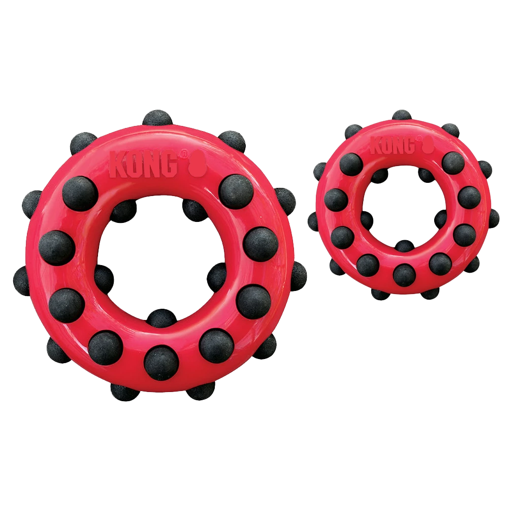 Zwei rote, runde Hundespielzeuge mit schwarzen Gummibuckeln und KONG-Prägung, in zwei Größen dargestellt.
