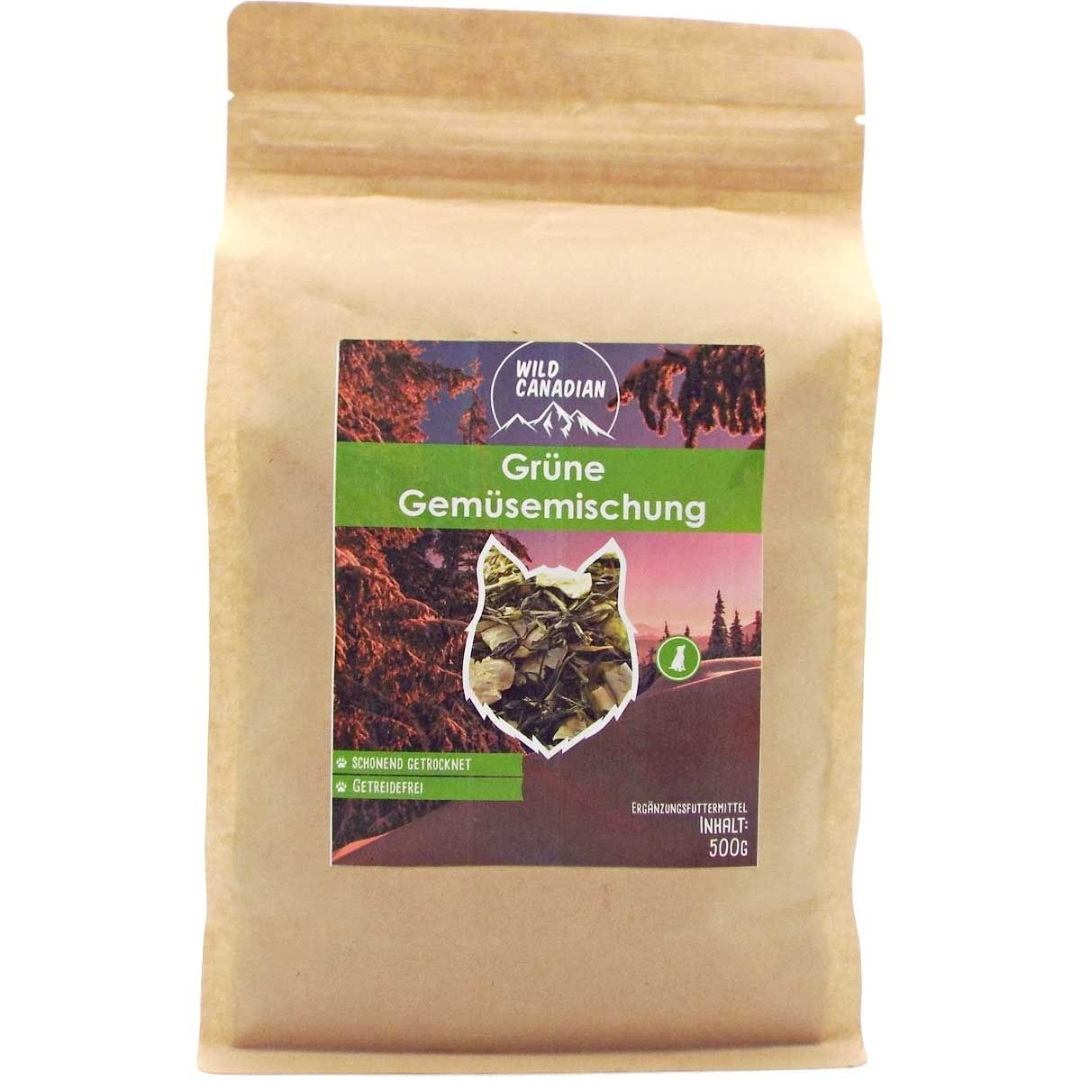 Ein brauner Papierbeutel mit grünem Etikett der Marke „Wild Canadian“. Aufschrift „Grüne Gemüse­mischung“, Sichtfenster zeigt grüne, blättrige Gemüseflocken.