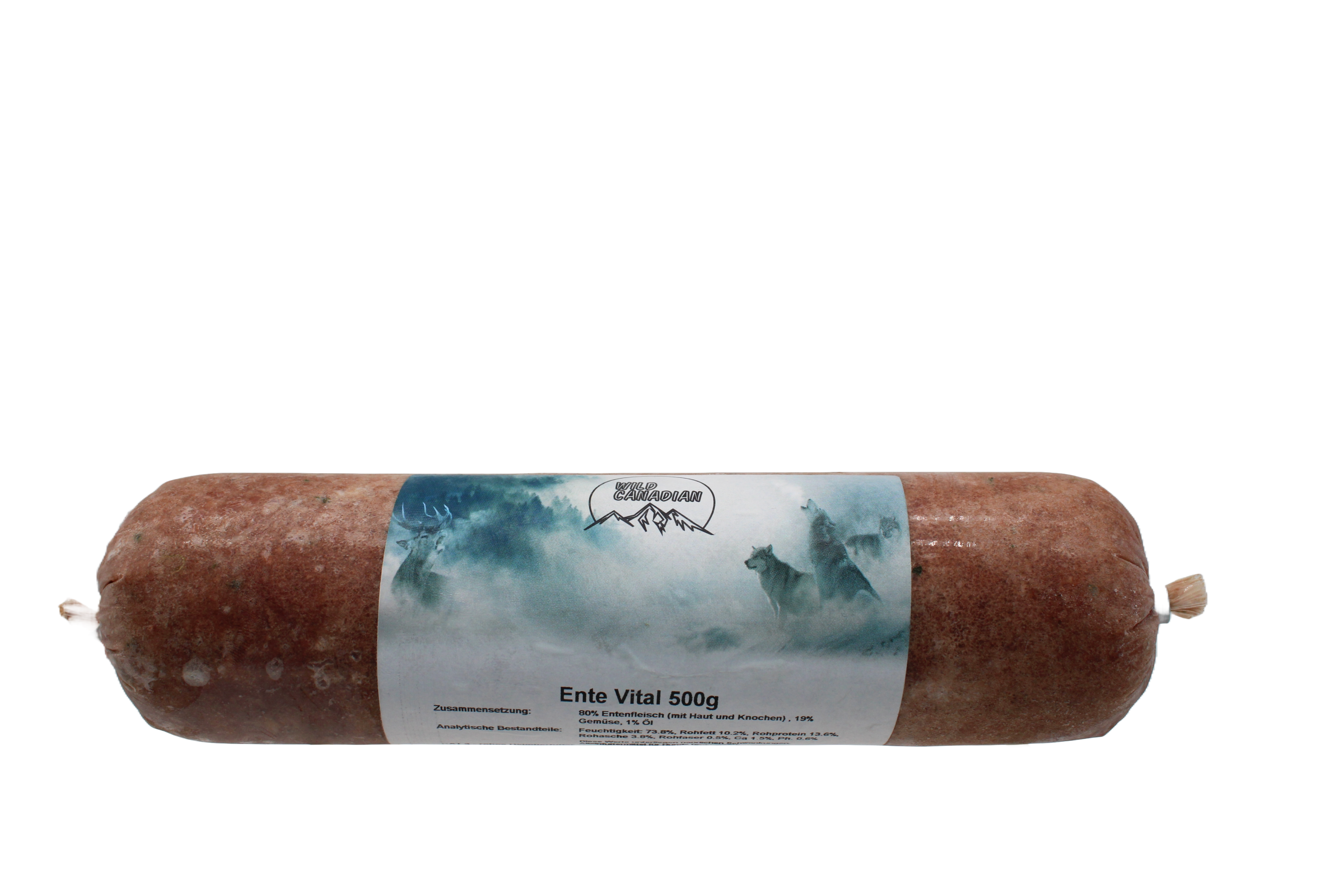 Eine Frostfleischrolle mit weißem Etikett und der Aufschrift „Ente Vital“. Verpackt in einem nicht essbaren Kunstdarm. Die Füllung ist braun-rötlich und fein gewolft.