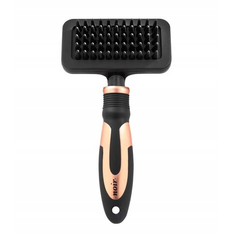 Tierpflegebürste mit rechteckigem Bürstenkopf und feinen Borsten. Griff ergonomisch geformt in Schwarz und Kupfer mit Aufhängeöffnung.