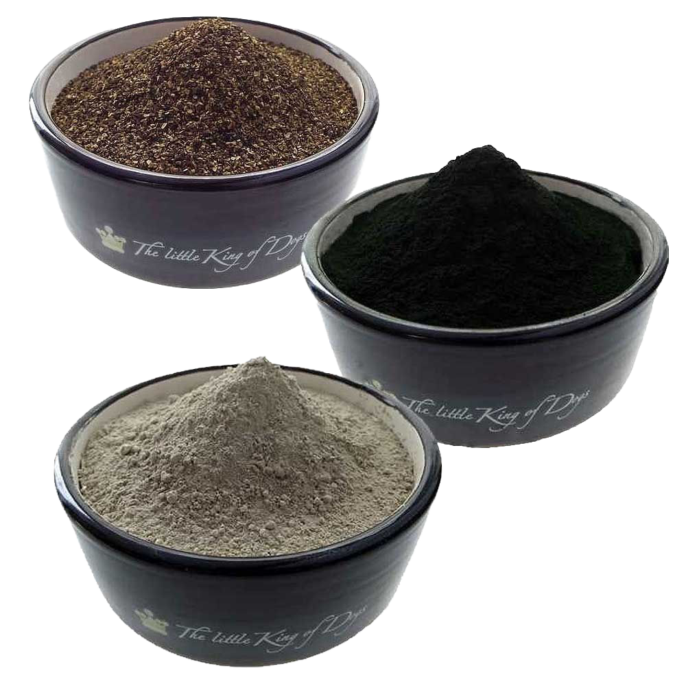 Drei dunkelgraue Schüsseln mit der Aufschrift „The little King of Dogs“, jeweils gefüllt mit verschiedenfarbigem Pulver: braun mit grober Struktur, tiefgrün und fein, sowie hellgrau und puderartig.