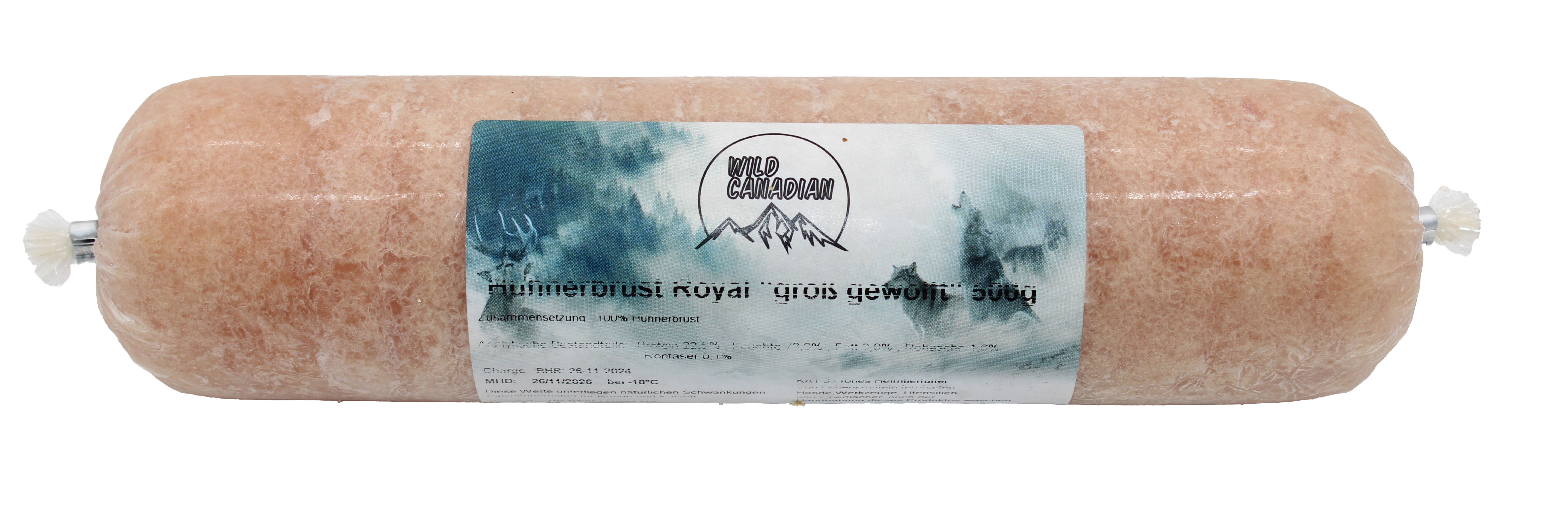 Eine Frostfleischrolle mit Etikett und der Aufschrift „Hühnerbrust Royal grob gewolft“. Verpackt in einem nicht essbaren Kunstdarm. Die Füllung ist hellrosa, grob gewolft und sehr fein strukturiert.