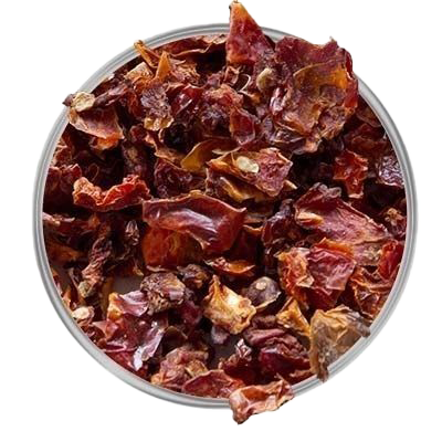 Große dunkelrote bis braune Gemüsestücke mit unregelmäßiger Struktur in einer runden Metallschale, teilweise glänzend getrocknet.