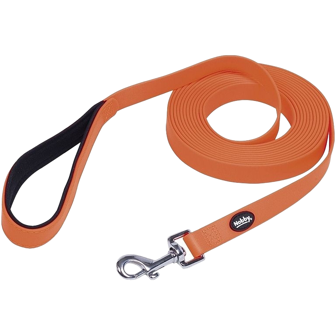 Orangefarbene Hundeleine mit schwarzem, gepolstertem Griff, Metallschnapphaken und kleinem Markenetikett.