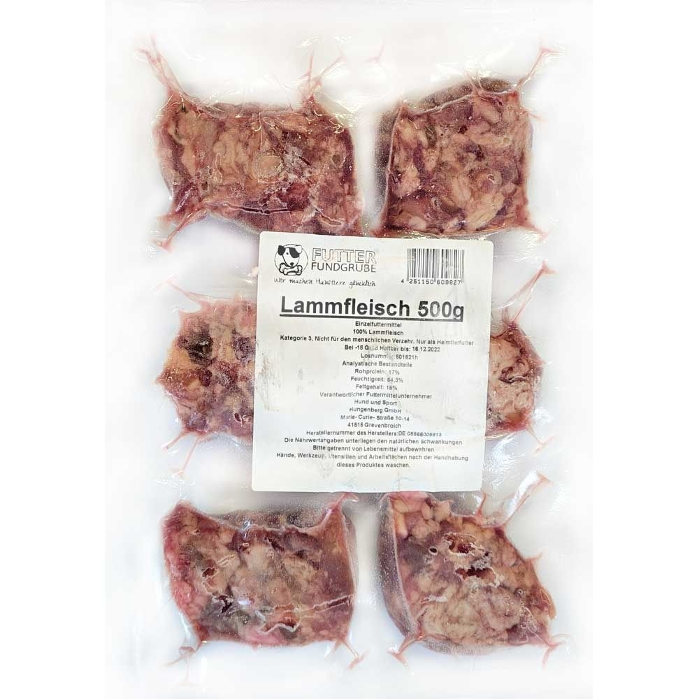 Ein Vakuumbeutel mit sechs portionierten Stücken grob gewolftem Lammfleisch. Die Füllung ist rötlich-braun mit sichtbaren Fett- und Knorpelstücken.Ü