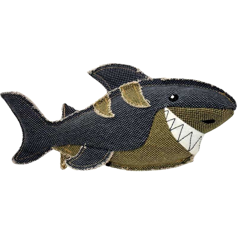 Stofftier in Form eines Hais mit dunkelblauer und olivgrüner Oberfläche, sichtbaren Nähten, offenen Maul mit weißen Zähnen und angedeuteten Flossen.