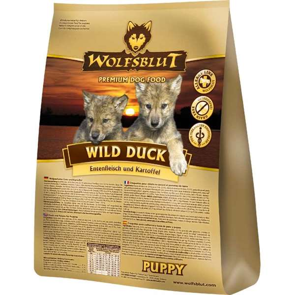 Verpackung mit Wolfsblut-Hundefutter, illustriert mit zwei Wolfswelpen. Die Tüte ist braun-gelb mit Symbolen und Texten zu Nährwert und Gesundheit.