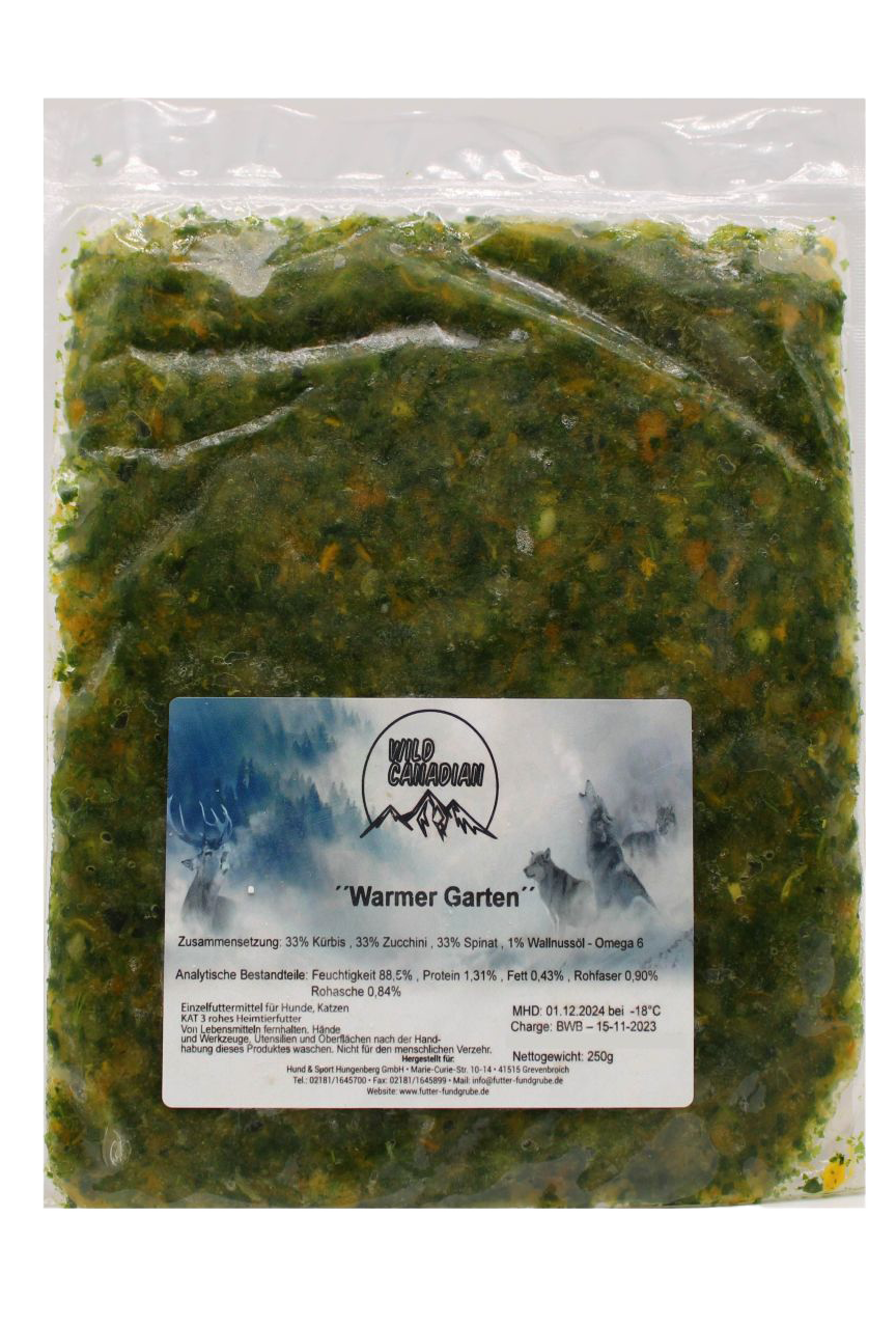 Ein flacher, transparenter Kunststoffbeutel mit grünlich-gelber, fein gehackter Füllung. Die Masse wirkt leicht stückig und zeigt unterschiedliche Farbpunkte.