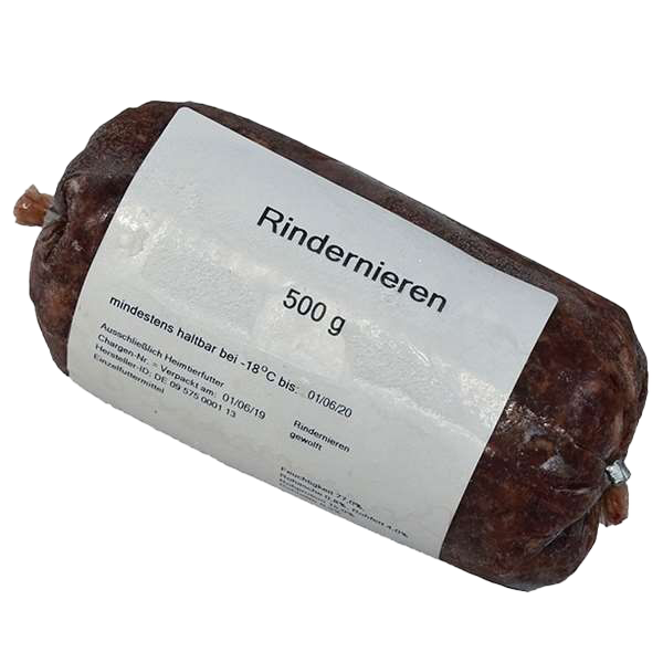 Eine Frostfleischrolle mit weißem Etikett und der Aufschrift „Rindernieren“. Verpackt in einem nicht essbaren Kunstdarm. Die Füllung ist fein gewolft und dunkelbraun.