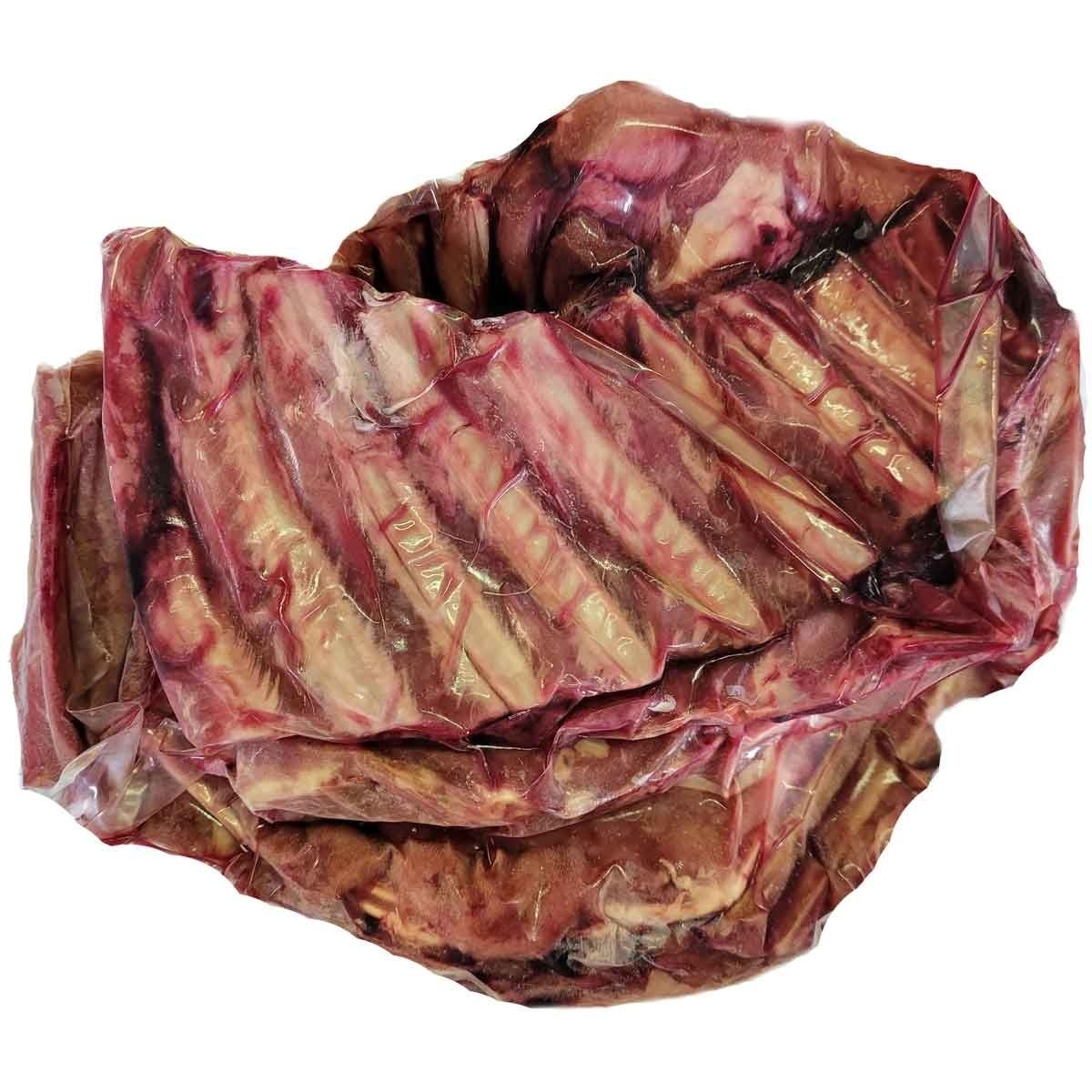 Mehrere flache Rehrippen in Vakuumverpackung. Die Knochen sind rötlich-beige, stellenweise mit dunklem Fleisch umgeben, teils sehnig mit sichtbaren Faserrückständen.