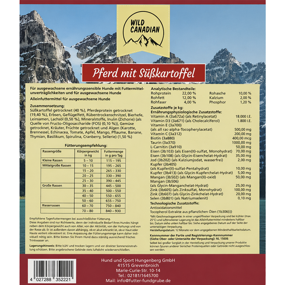 Eine aufrechte Trockenfutter-Verpackung mit Naturmotiv und Berglandschaft, oben Markenlogo, mittig rotes Titelband, darunter dicht gesetzter Textblock mit Tabellen und Angaben, Rückseitenansicht.