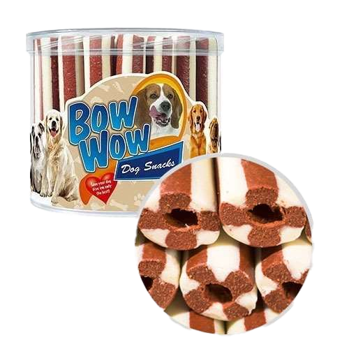 Transparente Dose mit „Bow Wow Dog Snacks“, rot-weiß gestreifte Leckerlis sichtbar, Etikett mit Hundebildern und Herzsymbol.