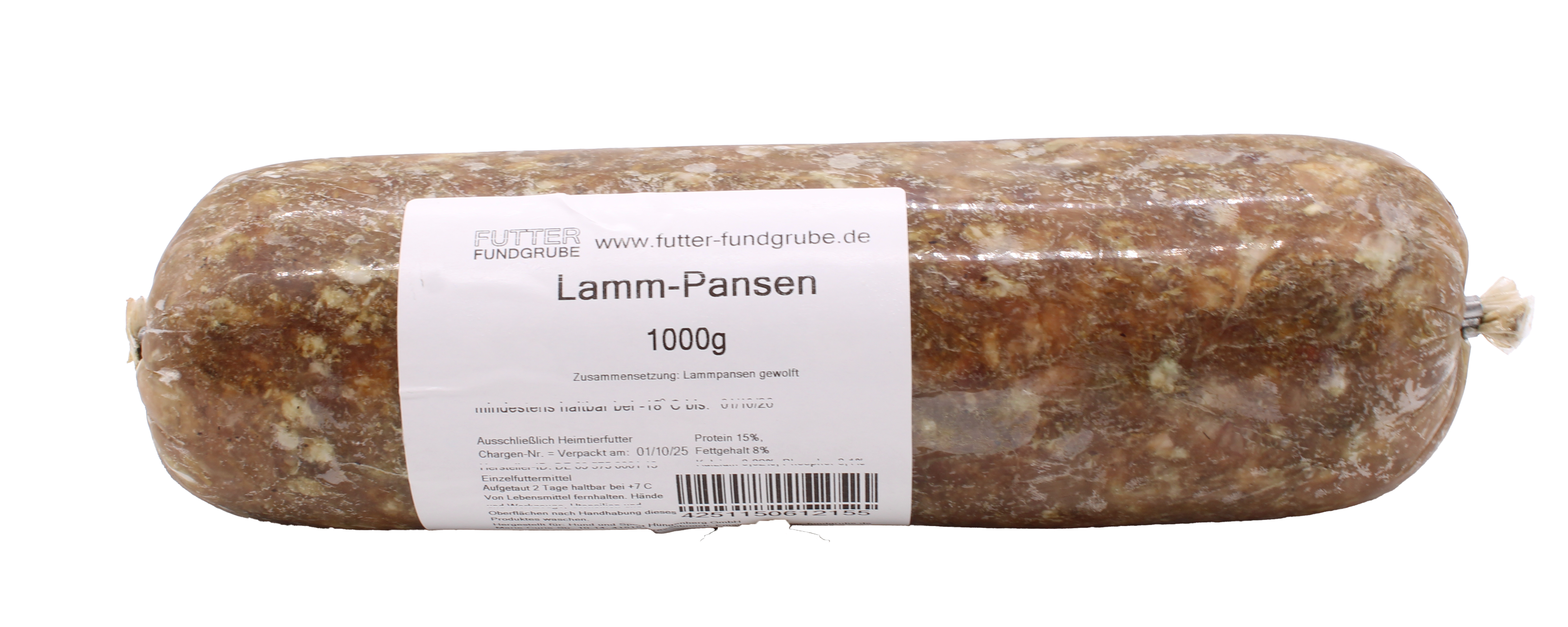 Ein schwarzer Napf mit grünlich-braunem Lammpansen in stückiger Struktur. Daneben liegen eine Möhre sowie etwas grüner und rötlicher Salat als Dekoration.