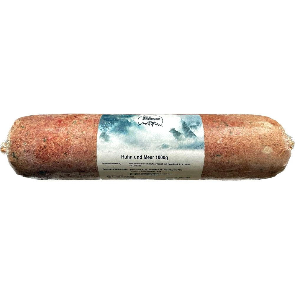 Eine Frostfleischrolle mit weiß-blauem Etikett und der Aufschrift „Huhn und Meer“. Verpackt in einem nicht essbaren Kunstdarm. Die Füllung ist grob gewolft und lachsfarben mit dunklen Einschlüssen.