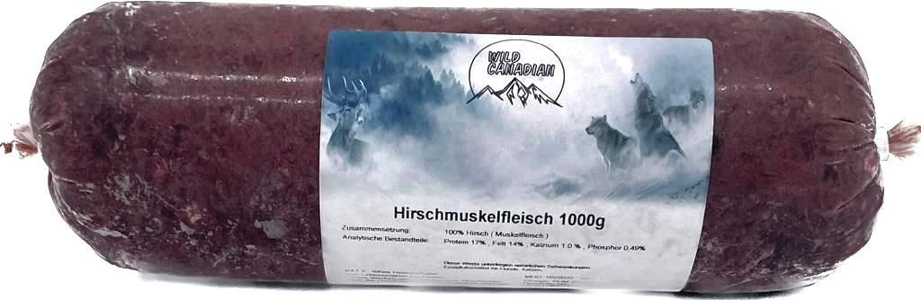 Wild Canadian Hirschmuskelfleisch 1000g Eine Frostfleischrolle mit weißem Etikett und der Aufschrift „Hirschmuskelfleisch“. Verpackt in einem nicht essbaren Kunstdarm. Die Füllung ist fein gewolft und dunkelrot.