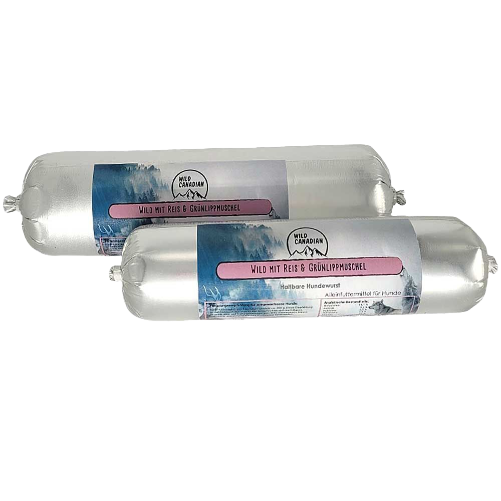 Zwei haltbare Hundewürste in silberner Kunststoffhülle. Das Etikett trägt die Aufschrift „Wild mit Reis & Grünlippmuschel“ auf rosafarbenem Hintergrund mit Bergmotiv.