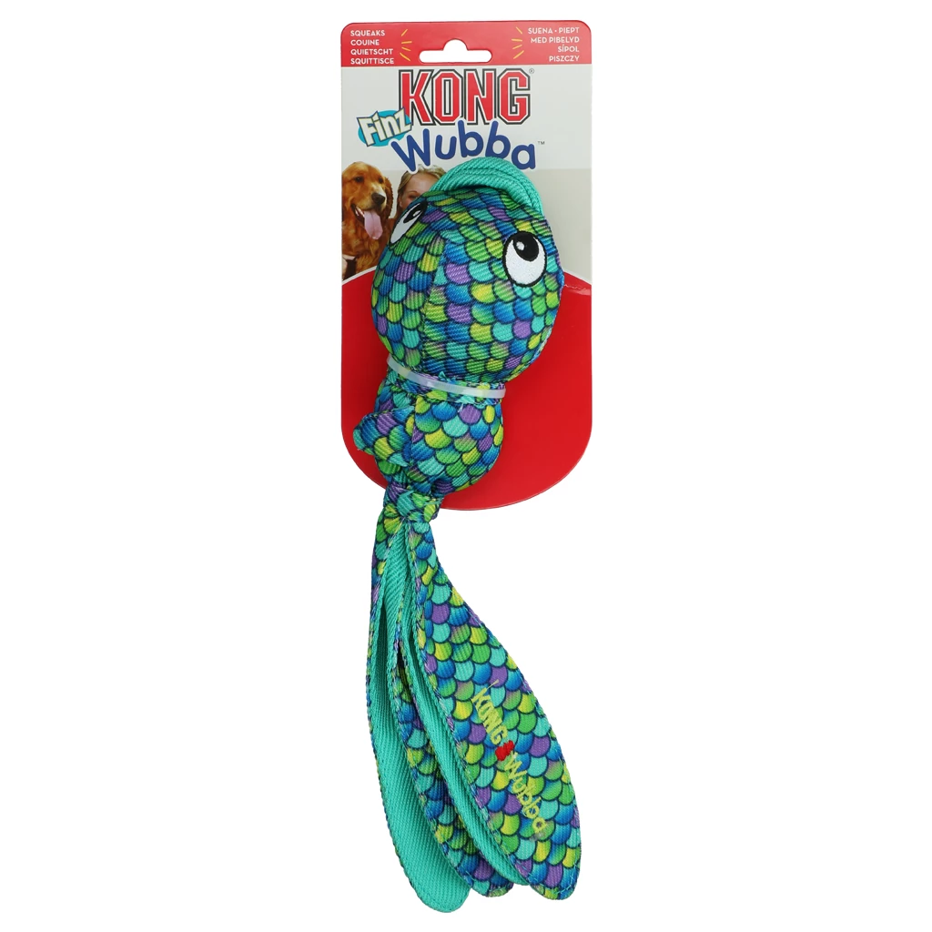 Hundespielzeug in Fischform mit rundem Kopf und langen, flossenartigen Enden. Bunte Schuppenmuster in Blau, Grün und Lila, glatte Oberfläche mit Stoffstruktur.