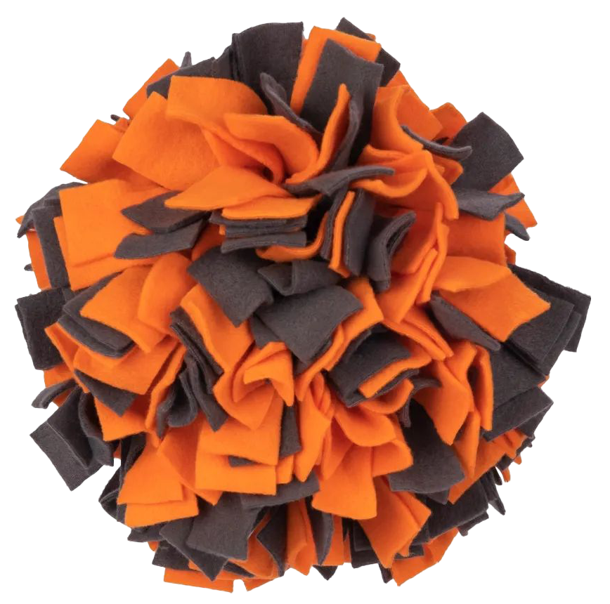 Runder Ball aus dicht geknoteten, abwechselnd orangefarbenen und dunkelgrauen Filzstreifen mit ungleichmäßig abstehenden Enden