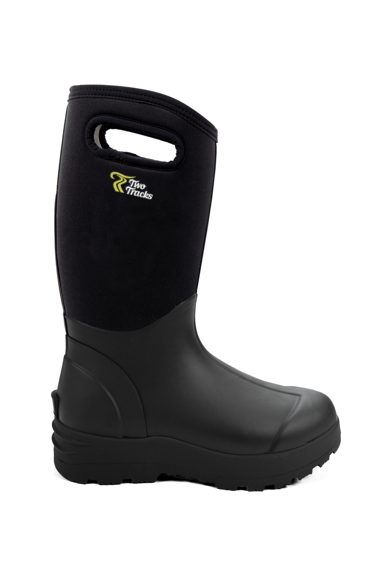 Ein schwarzer Gummistiefel mit hohem Schaft aus Neoprenstoff und seitlichem Tragegriff. Glatte Gummistruktur unten, oben mit „Two Tracks“-Logo auf weichem Textilmaterial