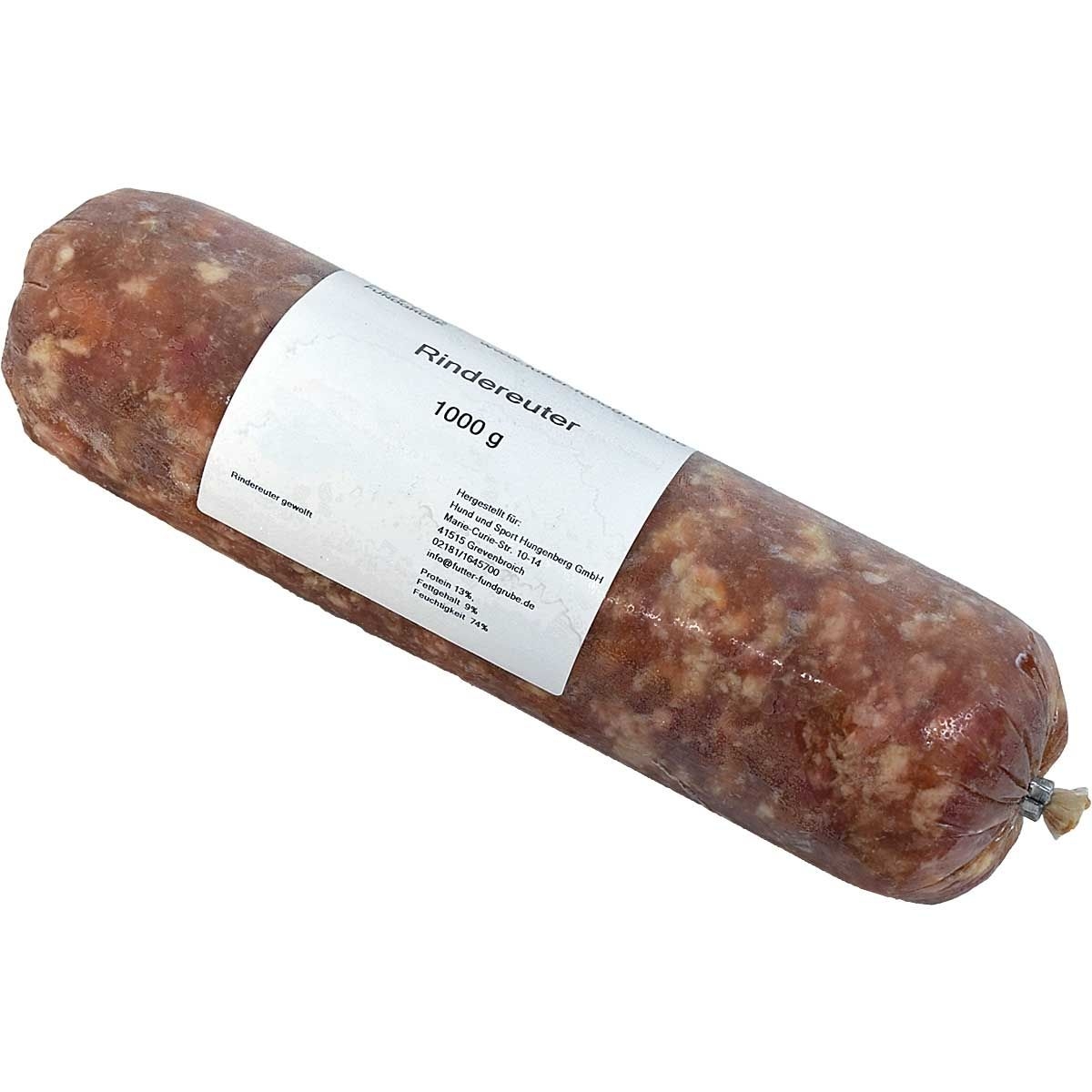 Eine Frostfleischrolle mit weißem Etikett und der Aufschrift „Rindereuter“. Verpackt in einem nicht essbaren Kunstdarm. Die Füllung ist gewolft, blassrosa und leicht marmoriert.