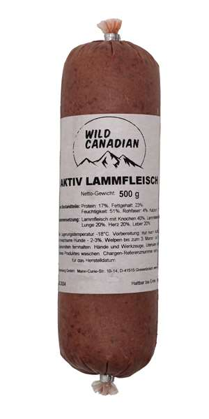 Eine Frostfleischrolle mit weißem Etikett und der Aufschrift „Aktiv Lammfleisch“. Verpackt in einem nicht essbaren Kunstdarm. Die Füllung ist fein gewolft und rotbraun.